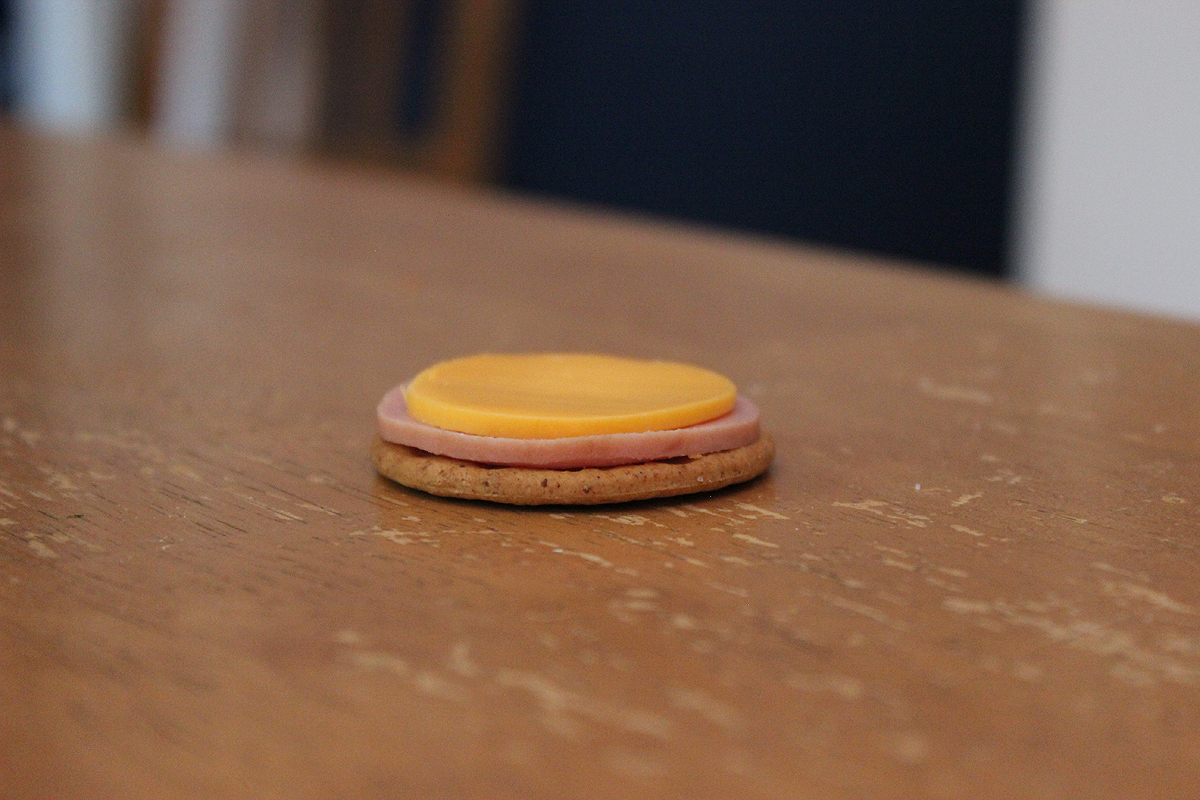 Ce « sandwich » est aussi seul que vous, à une table de la cafétéria.